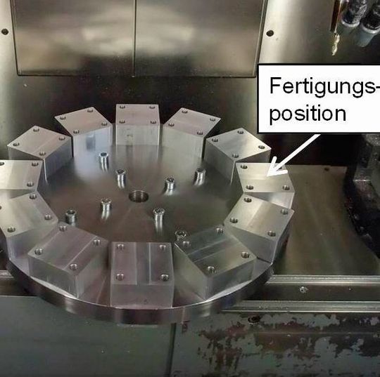 Ein Vergleich zeigt den Eiinfluss von direkten Wegmesssystemen auf die Fertigungsgenauigkeit. Ein Vergleich zeigt den Eiinfluss von direkten Wegmesssystemen auf die Fertigungsgenauigkeit.