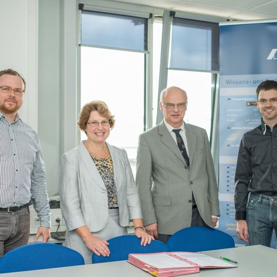 Die Gründer Axel Spickenheuer (links) und Dr. Lars Bittrich (rechts) mit dem Vorstand des IPF, Frau Professor Brigitte Voit (Wissenschaftliche Direktorin) und Achim von Dungern (Kaufmännischer Direktor).