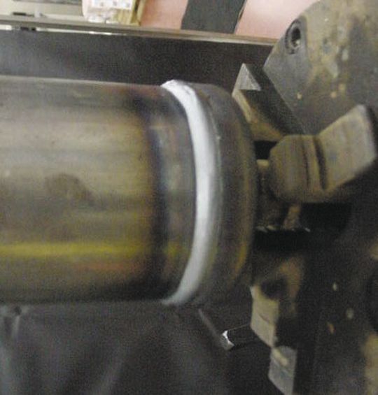 Einschweißen eines Kompressorbodens für einen Luftkompressor 1 mm an 1,5 mm geschweißt mit 2,03 m/min.