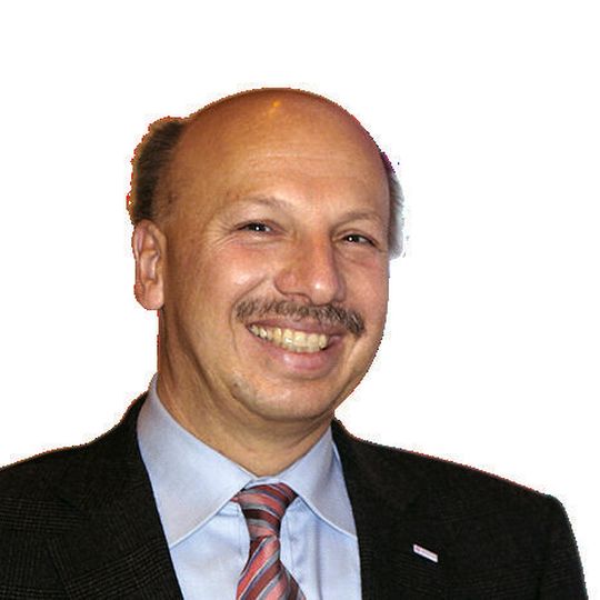 „Die neue, alternative Rohstoffbasis soll uns längerfristig unabhängiger machen von den begrenzten fossilen Ressourcen und unserer rückintegrierten Produktion ein zweites Standbein geben“, so Gregor Hetzke, Leiter des Geschäftsbereichs Performance Polymers bei Evonik zur ω-Amino-Laurinsäure-Pilotanlage.