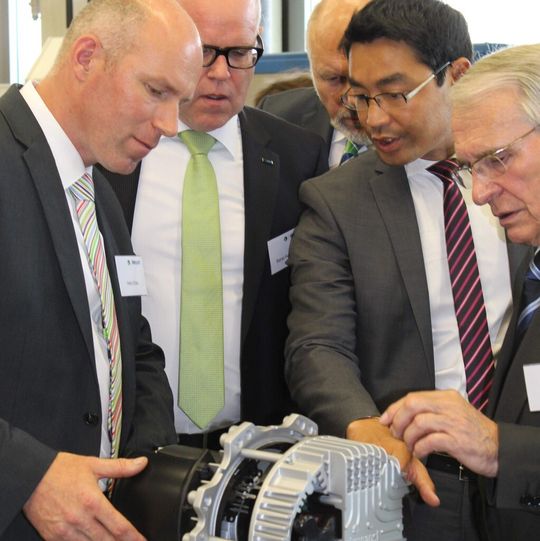 Bundesminister Philipp Rösler überzeugte sich von den neuesten energieeffizienten Entwicklungen und innovativen Produktionsverfahren bei EBM-Papst.