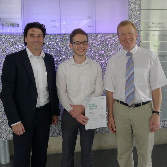 Fototermin zur Preisübergabe (v.l.): Michael Muhsal (Projektleiter IWL), Student und Preisträger Marcus Stursberg und Prof. Dr. Hartwig Baumgärtel (Hochschule Ulm). Fototermin zur Preisübergabe (v.l.): Michael Muhsal (Projektleiter IWL), Student und Preisträger Marcus Stursberg und Prof. Dr. Hartwig Baumgärtel (Hochschule Ulm).
