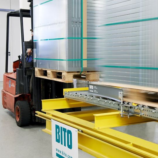 Mit der neuen Nachlaufsperre steht die Palette immer an der richtigen Position. Der Staplerfahrer kann die Palette komplett aufnehmen, ohne nachgreifen zu müssen. Mit der neuen Nachlaufsperre steht die Palette immer an der richtigen Position. Der Staplerfahrer kann die Palette komplett aufnehmen, ohne nachgreifen zu müssen.