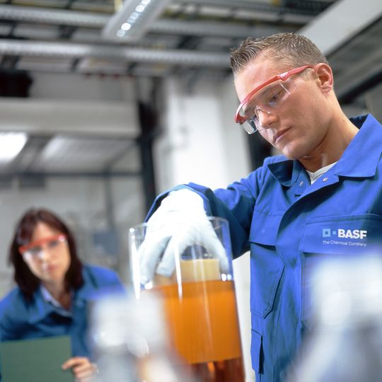 Katalysatoren zur Wasserstofferzeugung in Brennstoffzellen: Durch Eintauchen eines Wabenkörpers in Platin-Nitrat-Lösung entstehen im Versuch Waben-Katalysatoren, mit deren Hilfe Wasserstoff aus Erdgas erzeugt wird.