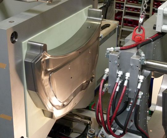 Das IKV zeigt auf der Composites Europe 2013 eine neuartige Spaltimprägnieranlage mit spezieller Werkzeugtechnik.