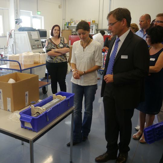 Im Rahmen eines Firmenrundgangs zeigte Dr. Harald Lossau, Geschäftsführer von Dynamic Systems, den Kunden und Geschäftspartnern aktuelle Kennzeichnungslösungen.