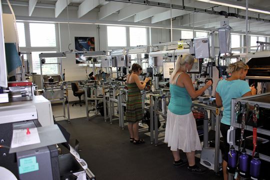 Lean Production: An diesen Arbeitsstationen können bis zu drei Mitarbeiter gleichzeitig arbeiten. Lean Production: An diesen Arbeitsstationen können bis zu drei Mitarbeiter gleichzeitig arbeiten.