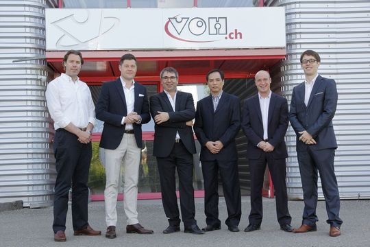 De gauche à droite: Uwe Ernst, Business Development, BECO; Marek Birkenstock, Managing Director, BECO; Richard Vaucher, CEO, VOH SA; Jacky Chung, CEO, JC Universal Ltd.; Loïc Châtelain, Responsable Vente & Marketing, VOH SA; Maxence Perret-Gentil, Business Development, VOH SA. De gauche à droite: Uwe Ernst, Business Development, BECO; Marek Birkenstock, Managing Director, BECO; Richard Vaucher, CEO, VOH SA; Jacky Chung, CEO, JC Universal Ltd.; Loïc Châtelain, Responsable Vente & Marketing, VOH SA; Maxence Perret-Gentil, Business Development, VOH SA.