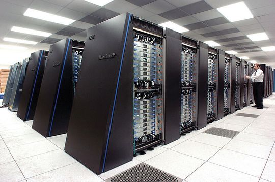 IBM Blue Gene gehört zur Familie von skalierbaren Supercomputern. Die Architektur besteht aus einem Basisbaustein (Knoten oder Compute-Chip). Der immer wieder wiederholt werden kann, ohne dass Flaschenhälse entstehen.