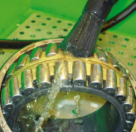 Die Reinigungsflüssigkeit des Bio-Circle-Systems enthält keine VOC-pflichtigen Inhaltsstoffe. Sie erzielt bei organischen Verunreinigungen wie Ölen und leichten Fetten ebenso gute Ergebnisse wie Kaltreiniger, bei anorganischen wie Spänen, Staub oder Salzen sogar bessere. Die Reinigungsflüssigkeit des Bio-Circle-Systems enthält keine VOC-pflichtigen Inhaltsstoffe. Sie erzielt bei organischen Verunreinigungen wie Ölen und leichten Fetten ebenso gute Ergebnisse wie Kaltreiniger, bei anorganischen wie Spänen, Staub oder Salzen sogar bessere.