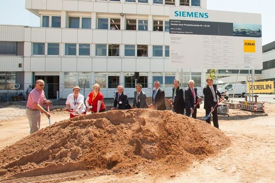 Spatenstich der Siemens Geschäfts- und Standortleitung Mitte Juli am Standort Fürth Hardhöhe Spatenstich der Siemens Geschäfts- und Standortleitung Mitte Juli am Standort Fürth Hardhöhe