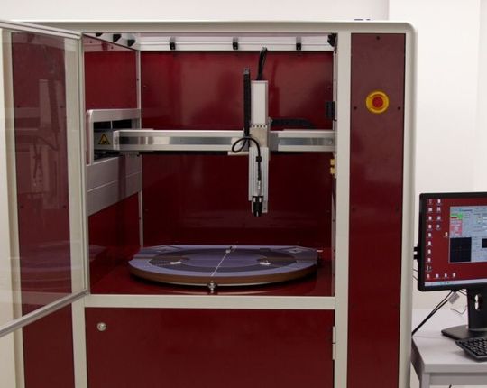 Mit dem Hochfrequenz-Wirbelstromprüfverfahren von Suragus, lassen sich zahlreiche Effekte und Defekte in CFK-Materialien mittels hochauflösendem Leitfähigkeitsmapping feststellen.