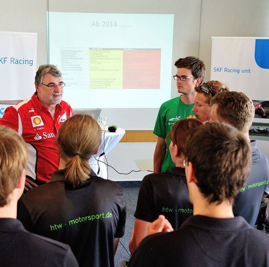 Fast drei Stunden lang tauschte sich Dieter Gundel, das erfahrene „Elektronik-Hirn” der Scuderia Ferrari, mit den von SKF unterstützten Nachwuchs-Konstrukteuren der Formula Student aus.
