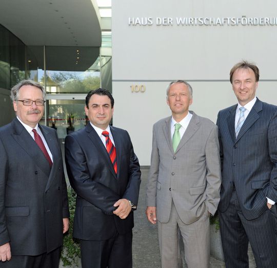 v.l.n.r.: Ralf Müller, Vorsitzender der Geschäftsleitung Infraserv Knapsack, Mehmet Demir, Regionalleiter Ruhrgebiet und Geschäftsführer der Tochterfirma Infraserv Knapsack Onsite Engineering, Stefan Grüßer, Leiter Vertrieb und Dr. Clemens Mittelviefhaus, Geschäftsleitung Infraserv Knapsack v.l.n.r.: Ralf Müller, Vorsitzender der Geschäftsleitung Infraserv Knapsack, Mehmet Demir, Regionalleiter Ruhrgebiet und Geschäftsführer der Tochterfirma Infraserv Knapsack Onsite Engineering, Stefan Grüßer, Leiter Vertrieb und Dr. Clemens Mittelviefhaus, Geschäftsleitung Infraserv Knapsack