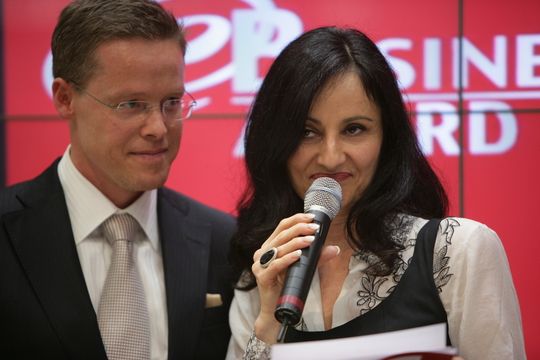 Die eBusiness-Awards des Jahres werden traditionell von Andy Altmeyer (l.), Gründer und Geschäftsführer von A Eins IT, für die besten eShop- und eProcurement-Anwendungen vergeben. Die eBusiness-Awards des Jahres werden traditionell von Andy Altmeyer (l.), Gründer und Geschäftsführer von A Eins IT, für die besten eShop- und eProcurement-Anwendungen vergeben.