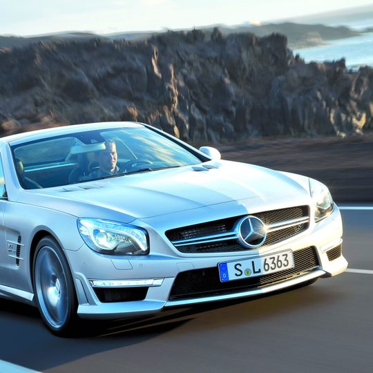 Bei der Mercedes SL-Serie spielte die Reduzierung des Gewichts als Beitrag zum Verringern des Kraftstoffverbrauches eine wichtige Rolle. Bei der Mercedes SL-Serie spielte die Reduzierung des Gewichts als Beitrag zum Verringern des Kraftstoffverbrauches eine wichtige Rolle.