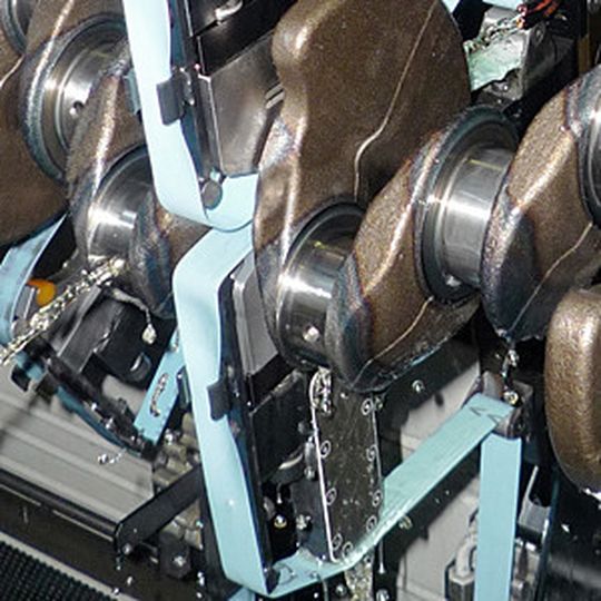 Finish-Einheit für Kurbelwellen im Eingriff.