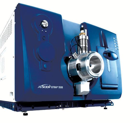 Entwickelt wurde die neue Methode auf einer AB Sciex LC/MS/MS-Konfiguration, die aus einem AB Sciex QTrap 5500 LC/MS/MS System (Bild) besteht, das mit einem Eksigent ekspert micro LC-System gekoppelt ist. Entwickelt wurde die neue Methode auf einer AB Sciex LC/MS/MS-Konfiguration, die aus einem AB Sciex QTrap 5500 LC/MS/MS System (Bild) besteht, das mit einem Eksigent ekspert micro LC-System gekoppelt ist.