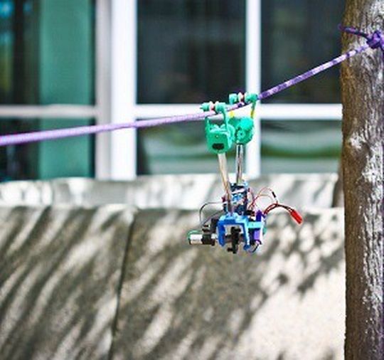 Hangel-Test: Der Roboter bewegt sich am Seil entlang. Hangel-Test: Der Roboter bewegt sich am Seil entlang.