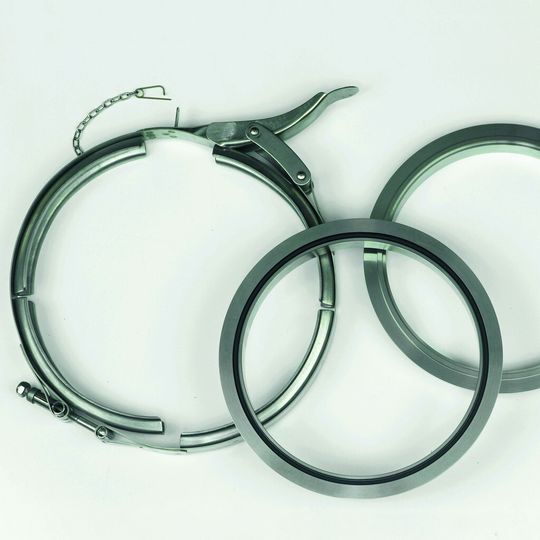 FLW-Klemmverbindung als Spannband mit Schnellverschluss und Sicherung (inkl. Spannvorrichtung am Gelenk sowie einmontierten Profilsegmenten); Nut- und Federflansch mit eingelegtem O-Ring