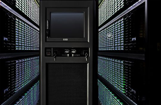 "So sehen die Sicherungsbänder in der Google-Bandbibliothek aus. Jedes Band verfügt über einen eindeutigen Barcode, anhand dessen ein automatisches System das richtige Band finden kann."