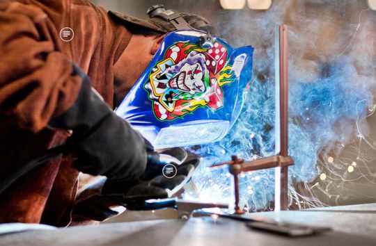 "Associate Facilities Manager Jeff Hajer schweißt Drähte in einem Fertigungsbereich in unserem Rechenzentrum in Lenoir", lautet die Google-Bildbeschreibung.