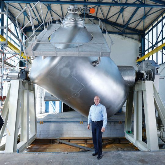 Mit dem voluminösen Vakuum-Trockner wird das Kunststoffpulver erst entwässert und danach getrocknet. Mit dem voluminösen Vakuum-Trockner wird das Kunststoffpulver erst entwässert und danach getrocknet.