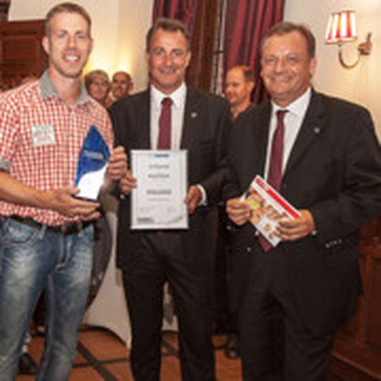 Gesamtsieger Daniel Eisold (li.) nimmt die Gewinnerurkunde aus der Hand von Mazda-Service-Direktor Andreas Schmidt (re.) entgegen. Gesamtsieger Daniel Eisold (li.) nimmt die Gewinnerurkunde aus der Hand von Mazda-Service-Direktor Andreas Schmidt (re.) entgegen.