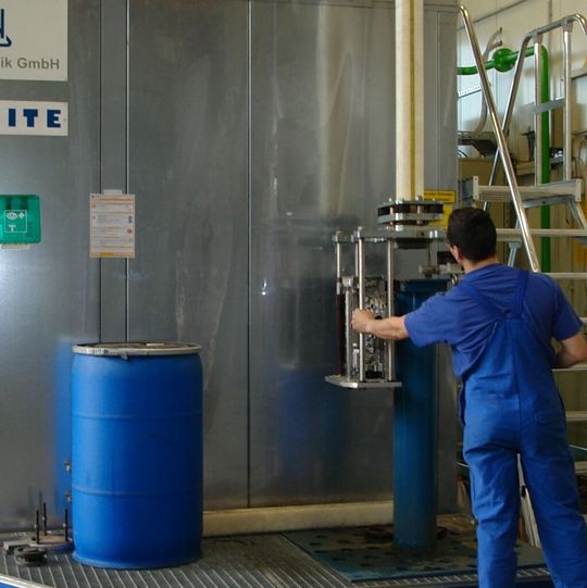 Stoßwellenanlage zur Entkernung komplexer Gussteile Stoßwellenanlage zur Entkernung komplexer Gussteile