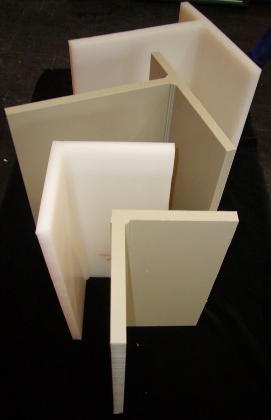 Maschinell verschweißte PP- und PVDF-Kunststoffwinkel im L- und T-Stoß. Maschinell verschweißte PP- und PVDF-Kunststoffwinkel im L- und T-Stoß.