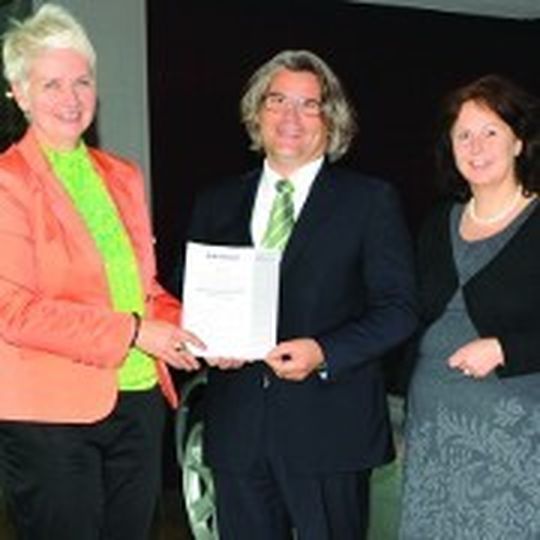 ZDK-Geschäftsführerin Birgit Behrens (li.) überreichte die Urkunde an die Audi-Mitarbeiter Heiko Schmidt und Elke Guth-Wenk.