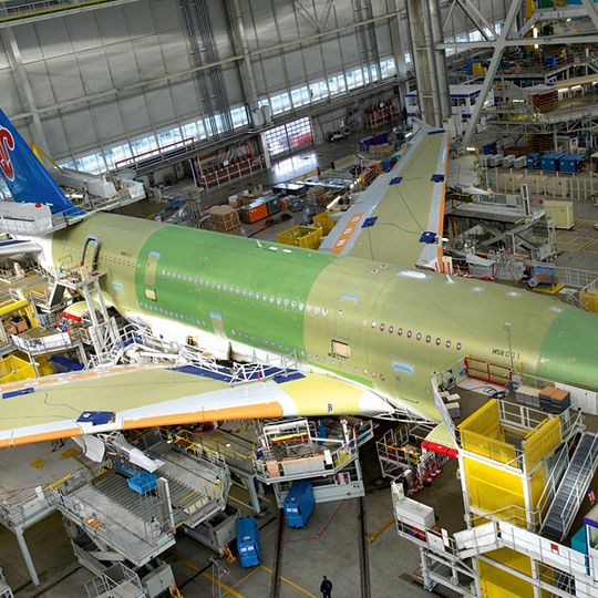 In der Airbus-Fertigung erfolgt die Verfolgung und Auswertung aller Komponenten sowie des kompletten Prozesses in Echtzeit. In der Airbus-Fertigung erfolgt die Verfolgung und Auswertung aller Komponenten sowie des kompletten Prozesses in Echtzeit.