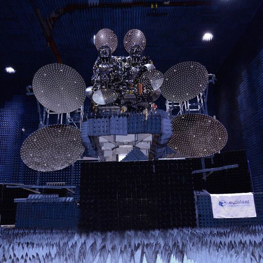 Der neue Satellit EUTELSAT 25B, dessen Start für den 29.August 2013 vom europäischen Weltraumfahrtbahnhof in Französisch-Guayana vorgesehen ist, wiegt 6 t. Er hat 32 Ku-Band- und 14 Ka-Band-Transponder mit einer Transponder-Bandbreite von 33/50 KHz. Der neue Satellit EUTELSAT 25B, dessen Start für den 29.August 2013 vom europäischen Weltraumfahrtbahnhof in Französisch-Guayana vorgesehen ist, wiegt 6 t. Er hat 32 Ku-Band- und 14 Ka-Band-Transponder mit einer Transponder-Bandbreite von 33/50 KHz.