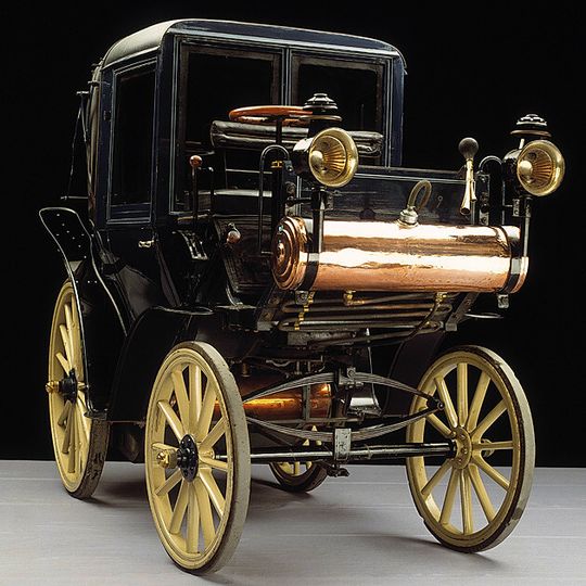 Enge Verwandtschaft zur Kutsche noch erkennbar und gern als Landaulet genommen: Daimler Motor-Droschke (1895 bis 1899). Enge Verwandtschaft zur Kutsche noch erkennbar und gern als Landaulet genommen: Daimler Motor-Droschke (1895 bis 1899).