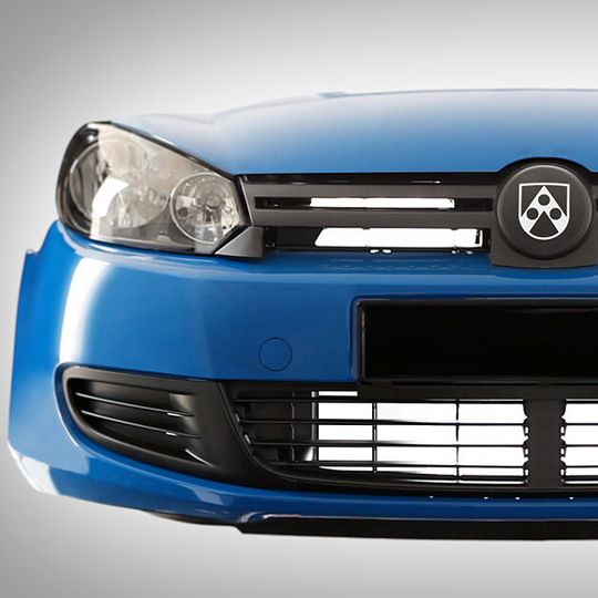 Das Luftklappensystem Active Grille Shutter Evolution II – Style von Röchling Automotive kann mittels bedarfsgerecht geführter Luft laut Hersteller helfen, bis zu einem Prozent Kraftstoff einzusparen. Das Luftklappensystem Active Grille Shutter Evolution II – Style von Röchling Automotive kann mittels bedarfsgerecht geführter Luft laut Hersteller helfen, bis zu einem Prozent Kraftstoff einzusparen.