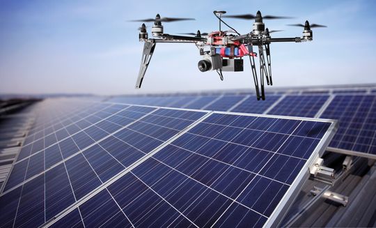 Eine an einem Fluggerät befestigte Wärmebildkamera führt die Fehleridentifikation bei Solarzellen aus. Eine an einem Fluggerät befestigte Wärmebildkamera führt die Fehleridentifikation bei Solarzellen aus.