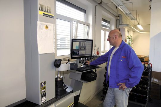 Lösung für die GMN Paul Müller Industrie GmbH & Co. KG: Einstellgerät von Zoller mit TMS Tool Management Solutions. Lösung für die GMN Paul Müller Industrie GmbH & Co. KG: Einstellgerät von Zoller mit TMS Tool Management Solutions.