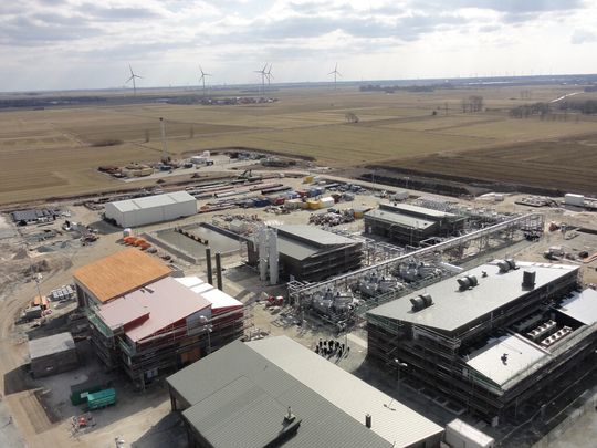 Der Erdgasspeicher der EWE Gasspeicher hat planmäßig im Frühjahr dieses Jahres in Jemgum seinen Betrieb aufgenommen – ausgestattet mit Automatisierungstechnik von ABB. Der Erdgasspeicher der EWE Gasspeicher hat planmäßig im Frühjahr dieses Jahres in Jemgum seinen Betrieb aufgenommen – ausgestattet mit Automatisierungstechnik von ABB.