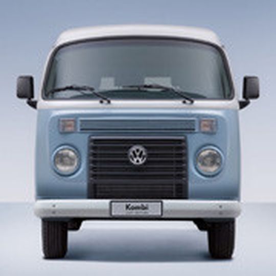 Brasil-Bulli „Kombi“ feiert Abschied: Kurz vor dem offiziellen Produktionsende legt VW do Brazil eine Sonderserie auf. Brasil-Bulli „Kombi“ feiert Abschied: Kurz vor dem offiziellen Produktionsende legt VW do Brazil eine Sonderserie auf.