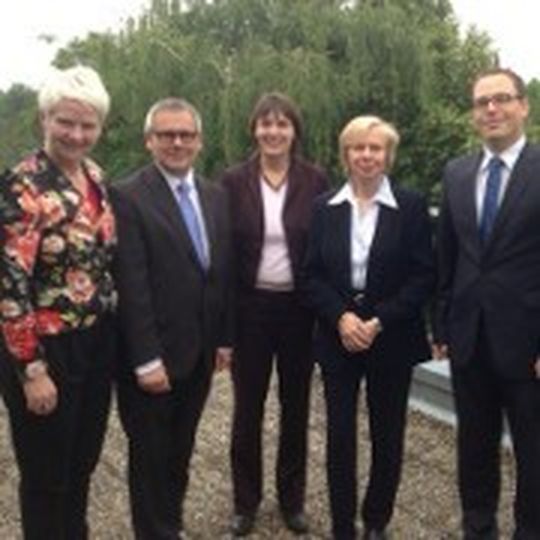 Der Zertifizierungskreis mit (v. li.) Birgit Behrens (ZDK), Peter Schieder (Mitsubishi), Judith Mozet (Nissan) und Ute Wagner (Agentur) gratulierte Martin Pfeifer (Volvo Trucks).