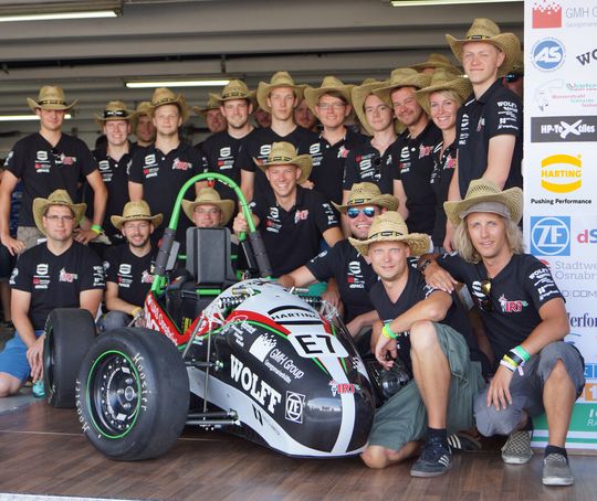 Formula Student 2013: Das „Ignition Racing Team Osnabrück“ setzte bei dem E-Rennboliden auf Harting Technologie – und bei den hochsommerlichen Temperaturen natürlich auch auf die bekannten Strohhüte des Unternehmens. Formula Student 2013: Das „Ignition Racing Team Osnabrück“ setzte bei dem E-Rennboliden auf Harting Technologie – und bei den hochsommerlichen Temperaturen natürlich auch auf die bekannten Strohhüte des Unternehmens.