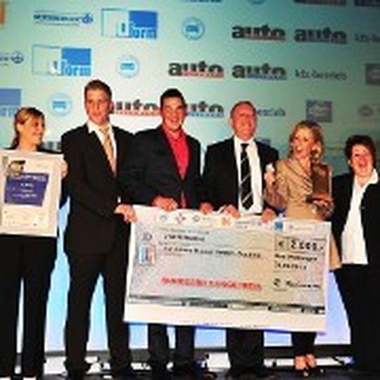 Das Autohaus Newel feierte seinen Sieg beim Bundesbildungspreis 2013.