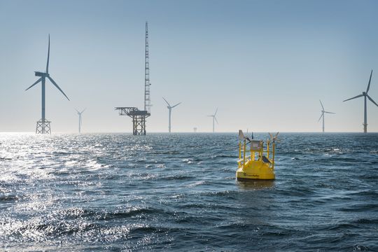 Die LiDAR-Windmessboje des Fraunhofer IWES wurde erfolgreich in der Nähe des Messmastes FINO1 installiert. Die Boje misst Windgeschwindigkeiten in Höhen von 40 bis 200 m. Die LiDAR-Windmessboje des Fraunhofer IWES wurde erfolgreich in der Nähe des Messmastes FINO1 installiert. Die Boje misst Windgeschwindigkeiten in Höhen von 40 bis 200 m.