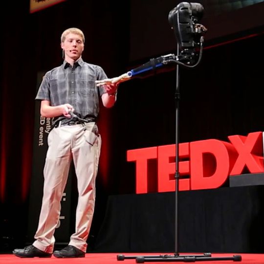 Easton LaChappelle präsentiert seine High-Tech-Armprothese auf der TEDxMileHigh-Veranstaltung in Denver, Colorado, im Juni 2013 Easton LaChappelle präsentiert seine High-Tech-Armprothese auf der TEDxMileHigh-Veranstaltung in Denver, Colorado, im Juni 2013