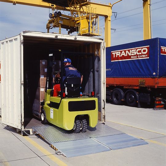Die mobile Container-Überladebrücke Typ MC kommt zum Einsatz, wenn Container mithilfe schwerer Stapler be- oder entladen werden. Die mobile Container-Überladebrücke Typ MC kommt zum Einsatz, wenn Container mithilfe schwerer Stapler be- oder entladen werden.