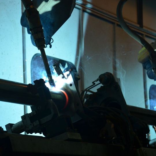 Sechsachsige Roboter schweißen auf einem Schwenktisch selbst in schwer zugänglichen Bereichen. Die Schweißpistolen sorgen für optimale Bauteilzugänglichkeit und gleichbleibend hochwertige Schweißergebnisse. Sechsachsige Roboter schweißen auf einem Schwenktisch selbst in schwer zugänglichen Bereichen. Die Schweißpistolen sorgen für optimale Bauteilzugänglichkeit und gleichbleibend hochwertige Schweißergebnisse.