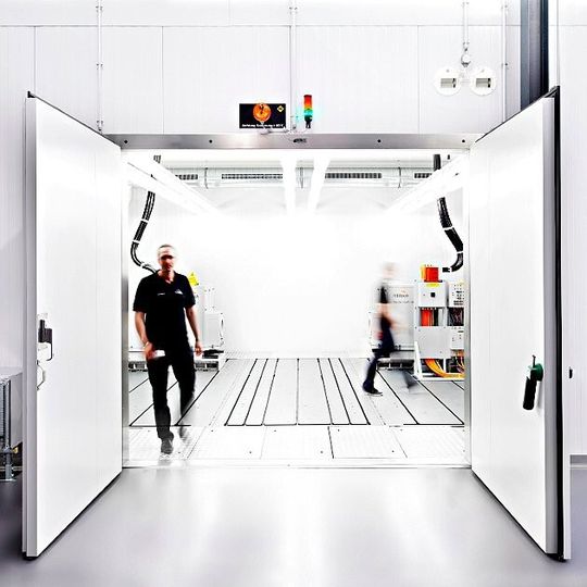 Kälte auf Knopfdruck: Der Antriebs-System-Prüfstand der MBtech Group ermöglicht es, Fahrzeuge und Komponenten bei minus 30 Grad Celsius auf Herz und Nieren zu testen. Für die Wintererprobung in Schweden ist die Technik dann bereits im Sommer vorbereitet. Kälte auf Knopfdruck: Der Antriebs-System-Prüfstand der MBtech Group ermöglicht es, Fahrzeuge und Komponenten bei minus 30 Grad Celsius auf Herz und Nieren zu testen. Für die Wintererprobung in Schweden ist die Technik dann bereits im Sommer vorbereitet.