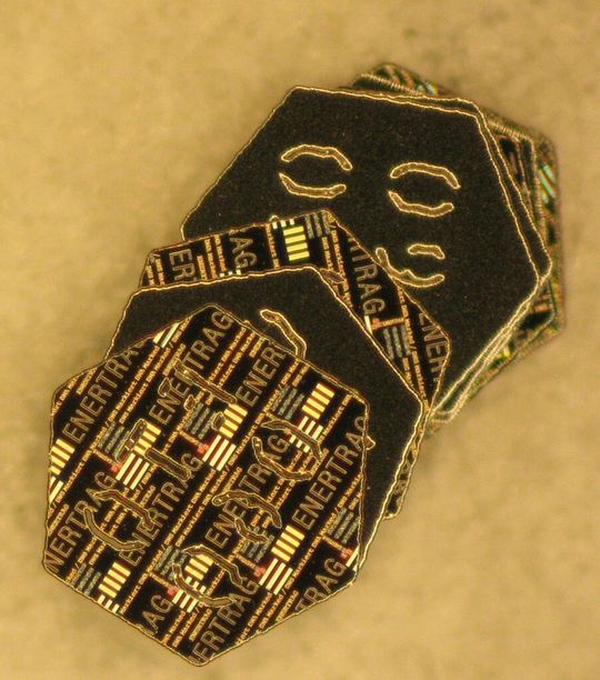 Die Markierung erfolgt mittels einer durchsichtigen Flüssigkeit, die mit einem individuellen DNA-Code versehen ist.