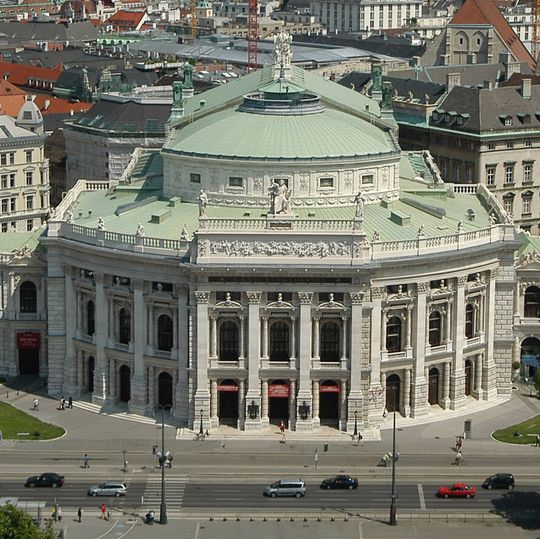 Das Burgtheater Wien erhält eine morderne Bühnensteuerung. Damit wird die Obermaschinerie auf den neuesten Stand der Technik gebracht.