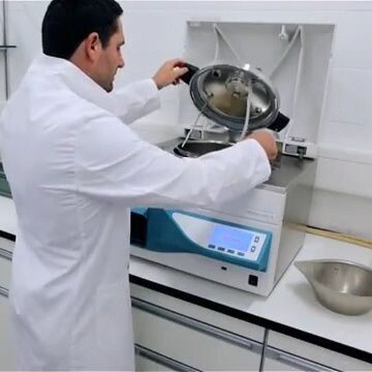 Mithilfe des Integra-Medienpräparators Mediaclave und der Inetrga-Peristaltikpumpe Dose It ist die Effizienz und Reproduzierbarkeit der Herstellung von Futter für die Taufliege Drosophila melanogaster deutlich verbessert worden. Mithilfe des Integra-Medienpräparators Mediaclave und der Inetrga-Peristaltikpumpe Dose It ist die Effizienz und Reproduzierbarkeit der Herstellung von Futter für die Taufliege Drosophila melanogaster deutlich verbessert worden.
